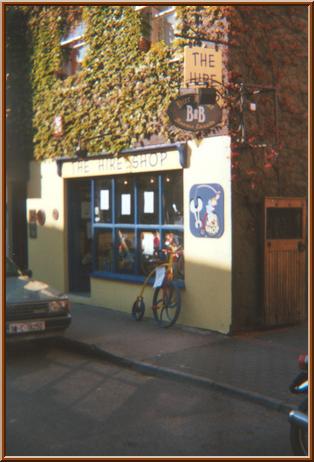 Caratteristico negozio di biciclette in una via di Kinsale.