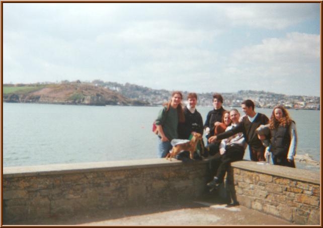 Foto di gruppo prima di raggiungere il forte di Kinsale.  Alison, Michelangelo, il ragazzo di Marianna, Marianna, Michele io ed un'amica di Alison in posa.