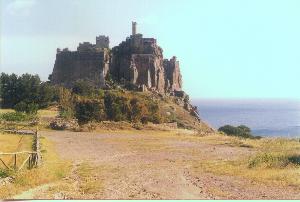 Il castello di Capraia. Vicino ad esso su una scogliera alta anche 50m abbiamo installato la nostra stazione radio VHF.