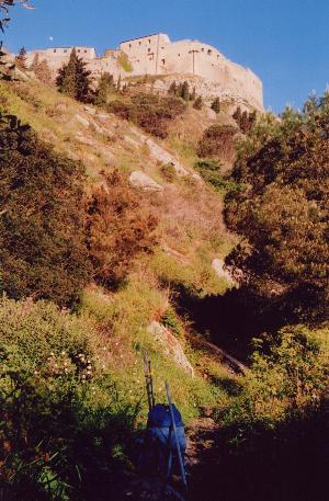 Il sentiero. Il sentiero che porta a Giglio Castello  una vecchia mulattiera che si inerpica tra fitta vegetazione. Solo gli ultimi metri esposti al sole sono i pi duri. Non desistete. Ogni tanto voltatevi ad ammirare il panorama verso l'Argentario.