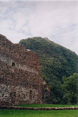 Sullo sfondo in cima alla collina di gronte il Castelchiaro, altro castello-rudere raggiungibile a piedi tramite un sentiero.