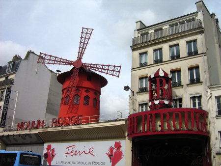 L nei pressi un altro mito di Parigi, il 'Moulin Rouge'. Mi sono trovato un po' imbarazzato nel visitare questo posto, ma la curiosit mi ha spinto almeno ad avvicinarmi all'entrata.