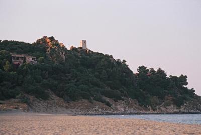 Torre Salinas vista dalla spiaggia di Cristolaxeddu.